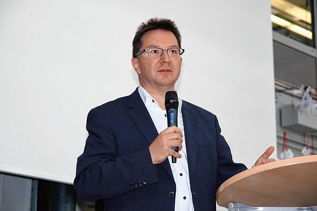 Michael Blume, Antisemitismusbeauftragter der Landesregierung, spricht vor Schülern der Oberstufe des Friedrich-Hecker-Gymnasiums ...