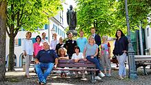 Macher des Hausherrenfests vor dem Ratoldusbrunnen auf dem Marktplatz: vorne von links Stefan Riegger (MV Böhringen), Murielle Orgé ...