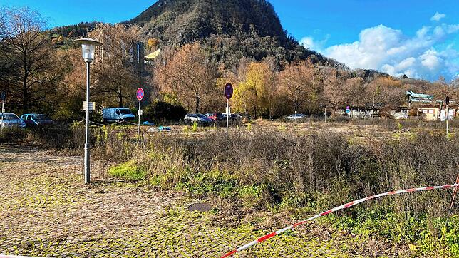 Noch kreist ein Absperrband das Areal ein: Auf dem alten Platz &ndash; direkt neben der Aach und am Fuße des Hohentwiels &ndash; soll ...