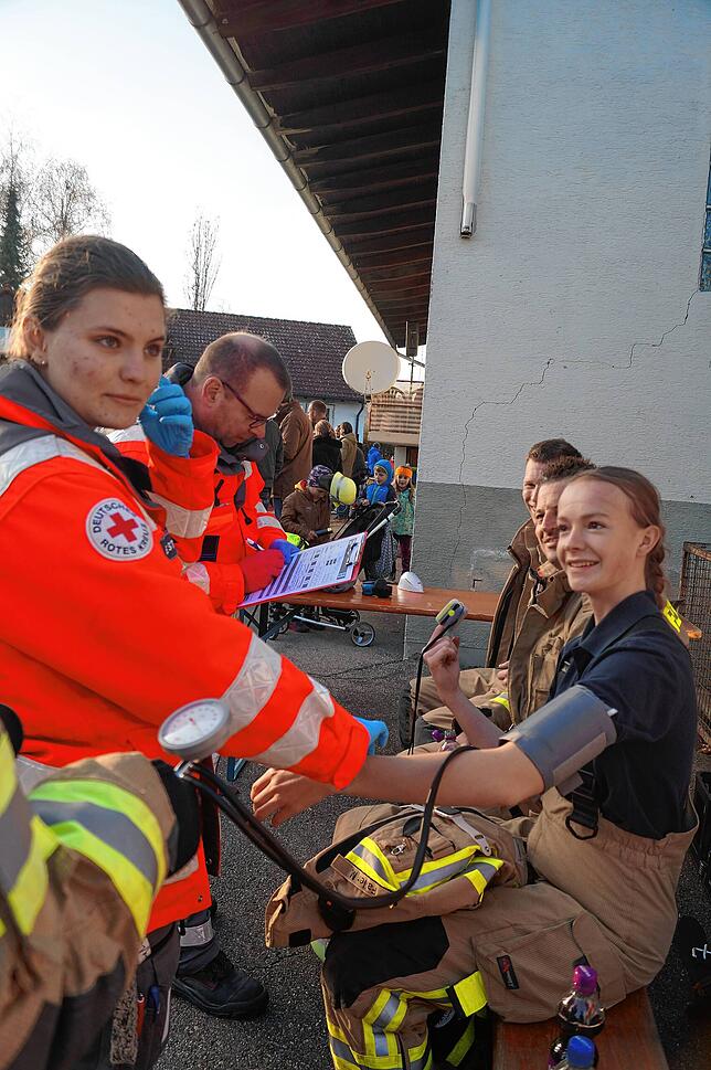 Auch die Feuerwehrleute Till Bruzek, Tobias Heiß und Marie Faller werden von den DRK-Kräften Emelie Streif und Markus Scholz untersucht.