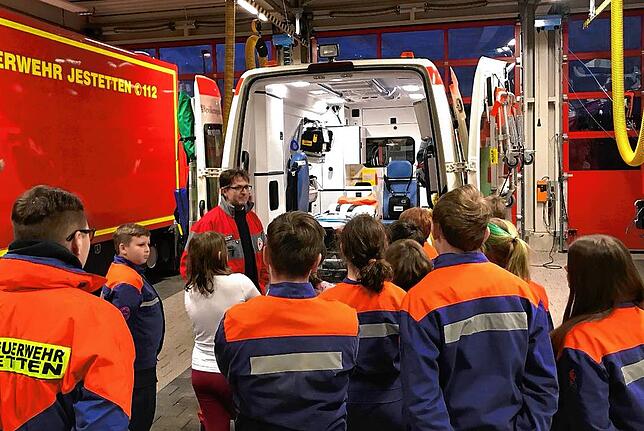 Feuerwehr und Rotes Kreuz arbeiten Hand in Hand. Hier erklärt der Feuerwehrmann Thomas Wipf der Jugendfeuerwehr, wie ein Rettungswagen ...