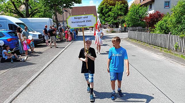 Bild 6: Großer Festumzug am Gmeindshus Oberlauchringen