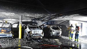 Inferno in der Tiefgarage in Möhlin: Nach einem Brand sind zahlreiche Autos Schrott, auch das Gebäude ist stark angegriffen.