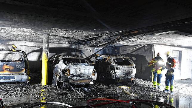 Inferno in der Tiefgarage in Möhlin: Nach einem Brand sind zahlreiche Autos Schrott, auch das Gebäude ist stark angegriffen.