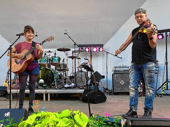 Auch Elena Seeger mit Wendrsonn-Geiger Klaus Marquardt waren im Schlosspark-Openair dabei.