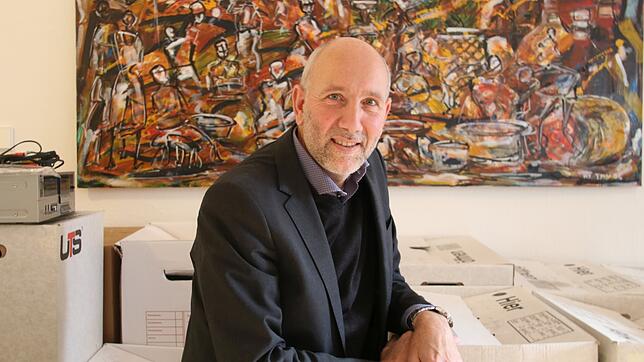Das Bild eines Künstlers aus Ruanda hängt schon an der Wand, die Bücherkisten sind noch nicht ausgepackt: Pfarrer Heinz Vogel in seiner ...