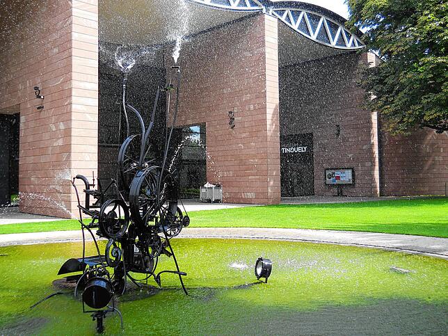 Das Tinguely-Museum in Basel bietet bewegliche und auch ironische Kunstwerke.