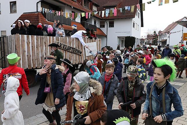 Bild 13: &bdquo;Göhrelöchner &ndash; Hopp, Hopp&ldquo;: Bilder von Schülerbefreiung und Rathaussturm in Kluftern