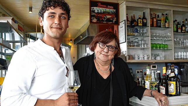 Rosie&lsquo;s Diner steht auf einem Schild im Hintergrund: Seit 30 Jahren führt Rosemarie Arend-Daum den Pavillon am See im Stadtgarten. ...