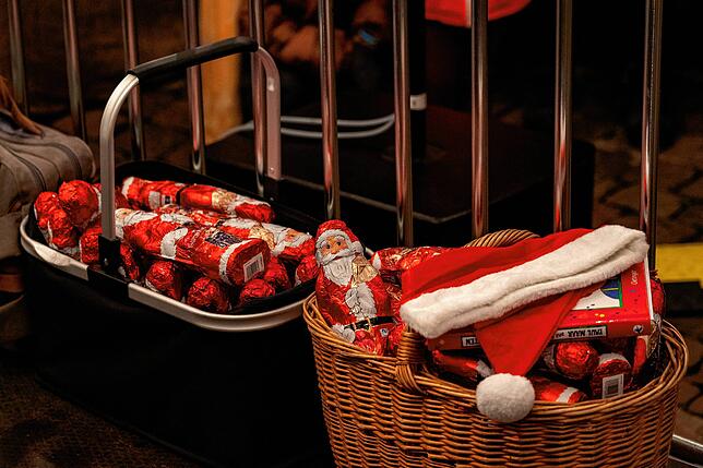 Viele Schokoladennikoläuse hatte Oberbürgermeister Jürgen Roth für die Kinder zur Eröffnung des Weihnachtsmarktes mitgebracht.