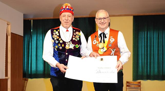 Ewald Herrmann (links) von der Narrenvereinigung Hegau-Bodensee überreichte den Dackelorden an Markus Dittmer (rechts).