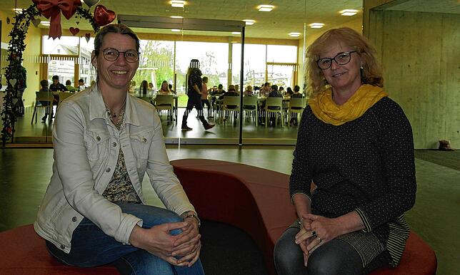Angekommen in der neuen Teuringer-Tal-Schule: Schulleiterin Julie Adam (rechts) und ihre Stellvertreterin Silke Richter freuen sich, ...