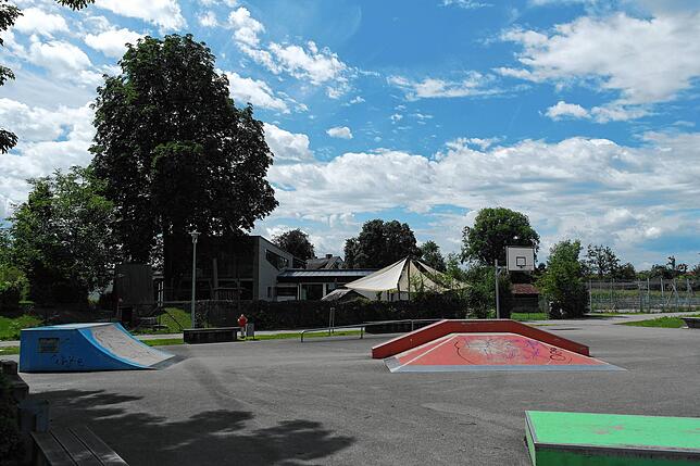 Die Skateranlage zwischen Schule und Sporthalle ist vor allem für die Jugend attraktiv.