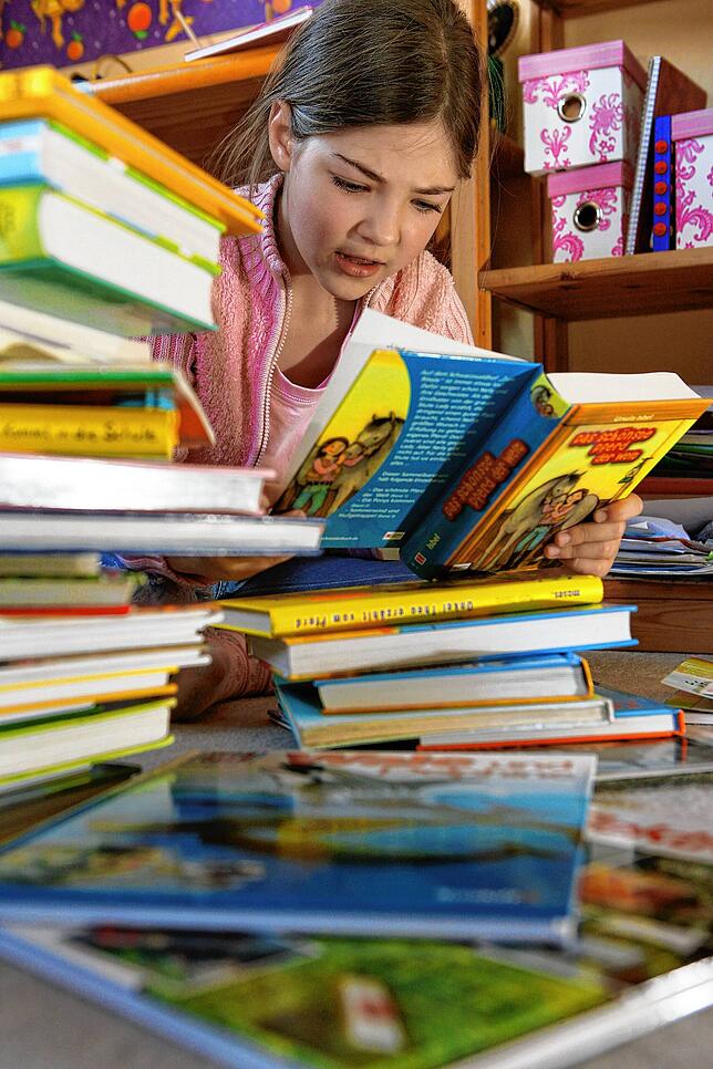 Ein lesendes Kind – das sehen Eltern gern. Bei schlechtem Licht sollte das Buch aber zur Seite gelegt werden.