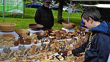 28 Aussteller boten am Menzenschwander Herbstmarkt vielfältige Produkte an wie diese Holzarbeiten. Bild: Christiane Sahli