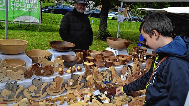 28 Aussteller boten am Menzenschwander Herbstmarkt vielfältige Produkte an wie diese Holzarbeiten. Bild: Christiane Sahli