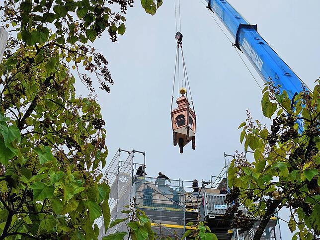 Bild 6: Der neue Glockenturm ist da! Historische Konstruktion frisch renoviert und wieder an Ort und Stelle