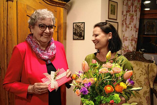 Die neue Trachtenmutter Ute Schröder (rechts) überreicht ihrer Vorgängerin Renate Lohr Blumen und ein Geschenk.