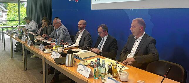 Frank Fetzer (Dritter von links) erklärte den neuen Nahverkehrsplan im Kreistagsausschuss.