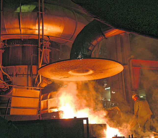 Ein Schmelzofen in der Produktion von Georg Fischer in Singen. Bild: Tesche