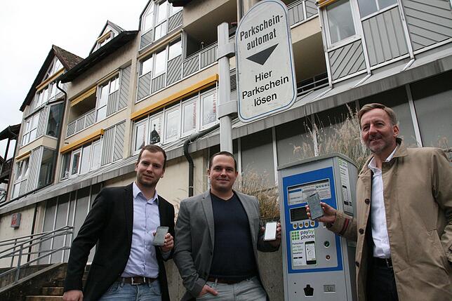 Probe aufs Exempel: Fabian Grief von der Firma Sunhill Technologies, Jürgen Wiener (Leiter der Ortspolizeibehörde) und Oberbürgermeister ...