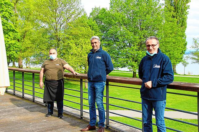 Küchenchef Hazim Uzkanbas (von links), Pächter Ibrahim Yildirim und Serviceleiter Hasan Aksay. Die drei warten sehnsüchtig auf den Start ...