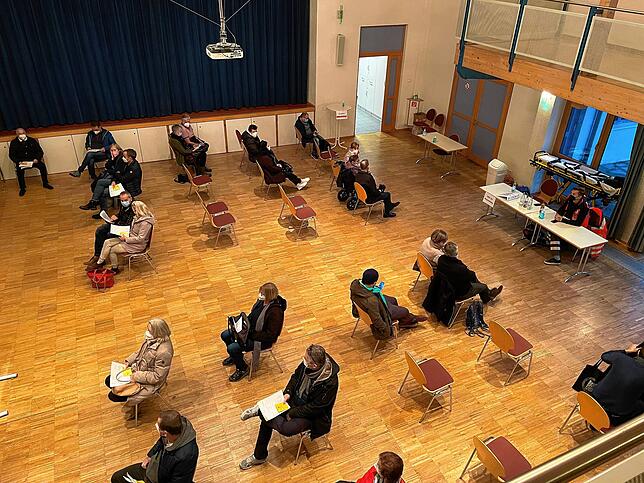 Nach der Impfung mussten die Menschen 15 Minuten warten und wurden dabei von DRK-Helfenden beobachtet.