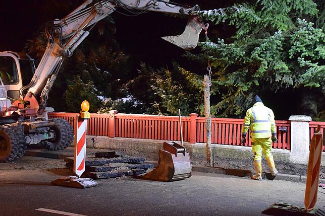 Bild 2: Bilder von der nächtlichen Reparatur eines Wasserrohrbruchs in der Goethestraße