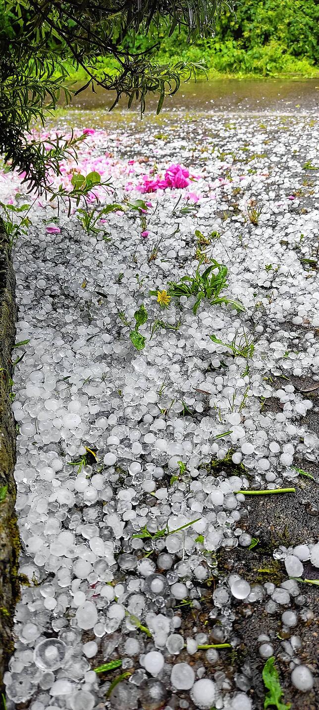 Bild 3: Heftiges Hagelwetter über Ortsteil Bechtersbohl hinweg