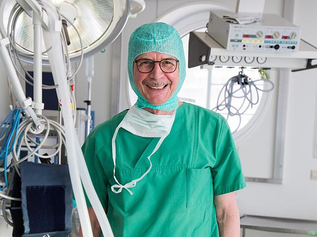 Der Mediziner Dr. Helmut Keller ist über den offiziellen Ruhestand hinaus Chefarzt der Chirurgischen Abteilung des Krankenhauses Stühlingen.