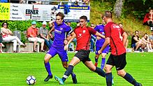 Rechnung offen: Fabio Kech (Mitte, gegen Kapitän Jan Körner) ging im Hinspiel mit dem FC Hochrhein beim SV Buch leer aus. Das Rückspiel ...