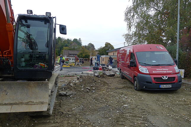 Die Fertigstellung der Brücke in Untersiggingen verzögert sich, dennoch herrscht hektische Betriebsamkeit auf der Baustelle.