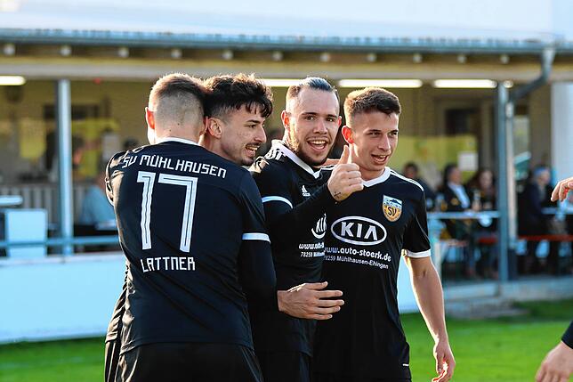 Mühlhausens Manuel Kempter (rechts) feiert einen Treffer mit seinen Teamkollegen.