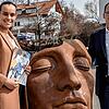 Dirigentin Johanna Kedak und Bürgermeister Thorsten Scigliano auf dem Rathausvorplatz. Sie hoffen, dass hier am Freitag viele Menschen ...
