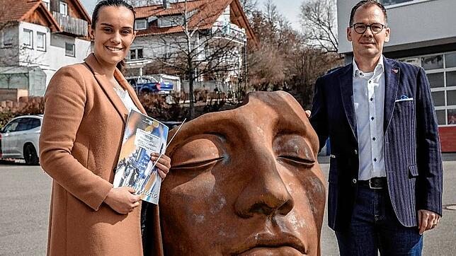 Dirigentin Johanna Kedak und Bürgermeister Thorsten Scigliano auf dem Rathausvorplatz. Sie hoffen, dass hier am Freitag viele Menschen ...