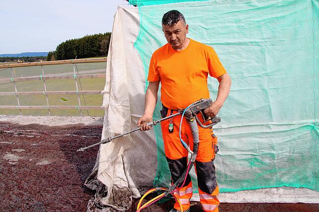 Polier Ilir Zogu mit dem Hochdruckwasserstrahlgerät. Auf den ersten Blick unterscheidet es sich kaum von Geräten für den privaten Gebrauch.