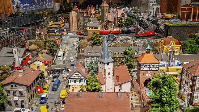 Vorne ein Schweizer Dorf, hinten der Schwarzwald. Bei der Modellbahn von Andreas Allende rückt die Welt nahe zusammen.