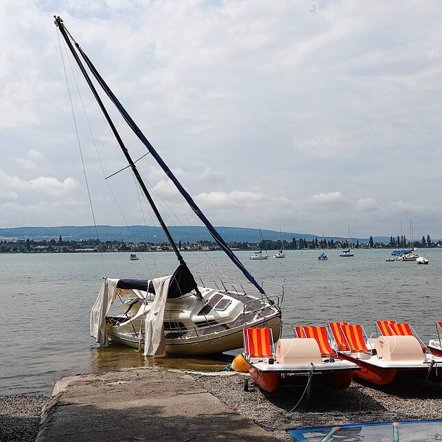 (Archivbild) Ein Segelboot liegt nach der Sturmnacht vor Allensbach am Ufer des Gnadensees. Laut Wasserschutzpolizei wurden rund 100 ...