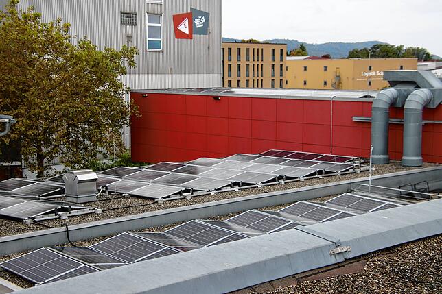 Auf dem Dach des Milchwerks wurde eine neue PV-Anlage angebracht.