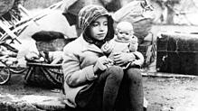 Ein Mädchen aus einem Flüchtlingstreck mit ihrer Puppe im Arm nach Kriegsende. Der 8. Mai 1945 hat viele Bedeutungen. Eine davon: Der ...