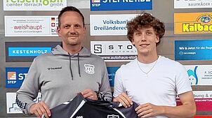 Chance für den Nachwuchs: Trainer Thorsten Szesniak (links) freut sich auf Ben Feiertag, der aus der Jugend des FV Lörrach-Brombach ...