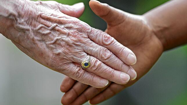 Der Friedensgruß ist ein beliebtes Ritual in katholischen Gemeinden. Das Bistum Rottenburg rät ab sofort davon ab. Bild: dpa