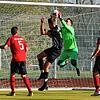 VfB Villingens Torhüter Jens Böger schnappt sich in dieser Szene den Ball vor dem Tannheimer Gegenspieler. Villingen feierte im ...
