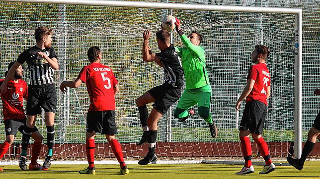 VfB Villingens Torhüter Jens Böger schnappt sich in dieser Szene den Ball vor dem Tannheimer Gegenspieler. Villingen feierte im ...