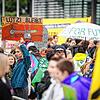 Umweltaktivisten protestieren vor dem Tagungsort des Grünen-Bundesparteitags in Bonn gegen Atomkraft und fordern den Erhalt von Lützerath.