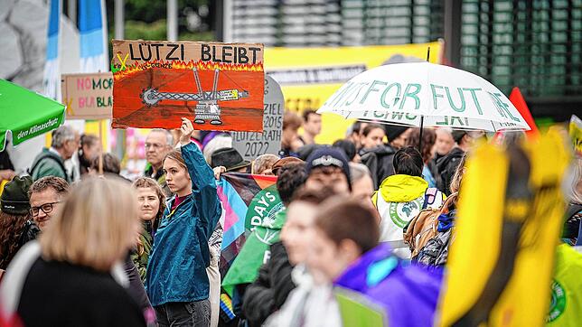 Umweltaktivisten protestieren vor dem Tagungsort des Grünen-Bundesparteitags in Bonn gegen Atomkraft und fordern den Erhalt von Lützerath.
