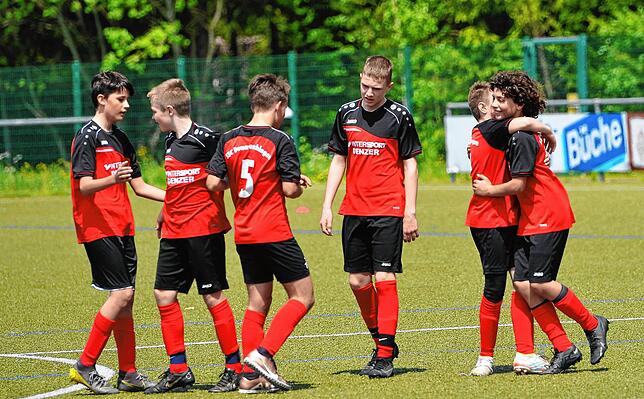 Der SSC verdiente sich am Ende den Sieg im Bezirkspokal. Entsprechend gelöst zeigten sich die Spieler nach dem Schlusspfiff.