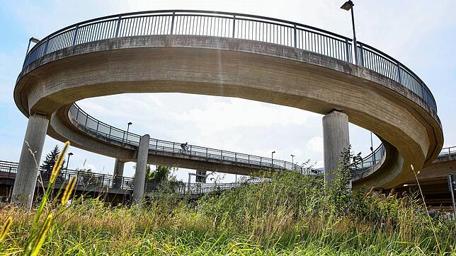 Weil an der Europabrücke in Konstanz bald kräftig gebaut wird, müssen die kreiselnden Fahrradwege, die auf die Brücke und von ihr wieder ...