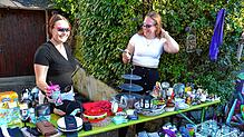 Den beiden Freundinnen Georgina Schultheiss (links) und Julia Greinwald macht das Verkaufen beim Dämmerflohmarkt in Stetten sichtlich Spaß.
