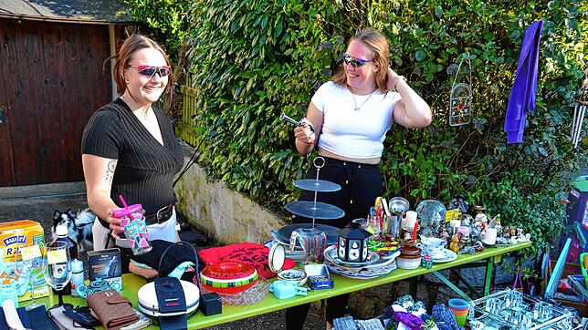 Den beiden Freundinnen Georgina Schultheiss (links) und Julia Greinwald macht das Verkaufen beim Dämmerflohmarkt in Stetten sichtlich Spaß.